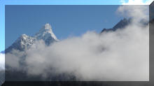 Wolken ziehen vor die Ama Dablam im Khumbu
